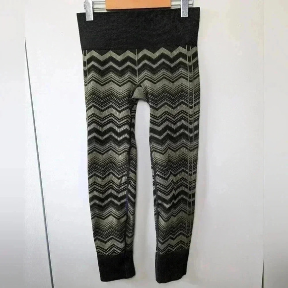 LULULEMON EBB TO STREET (no size tag i guess a 6? ) look  at measures - Picture 4 of 10